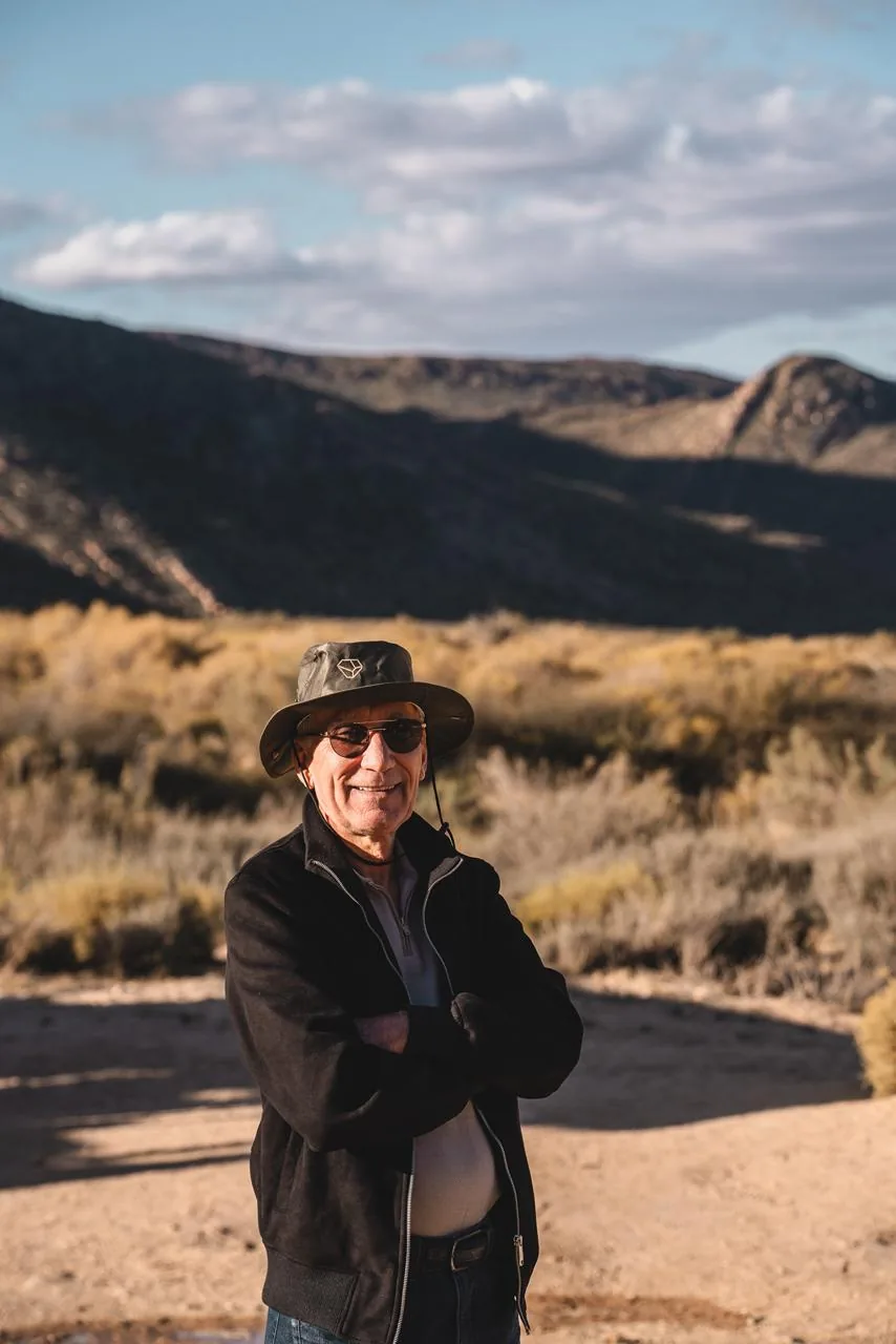 Um retrato no caminho preserva o frio, a luz e a atenção despertada pela mudança de território.