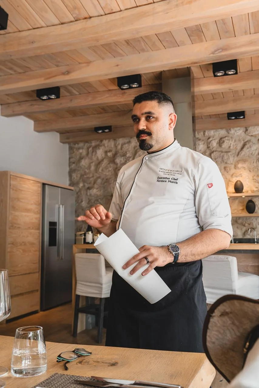 O chef apresenta o menu e aproxima a cozinha das escolhas feitas na propriedade.