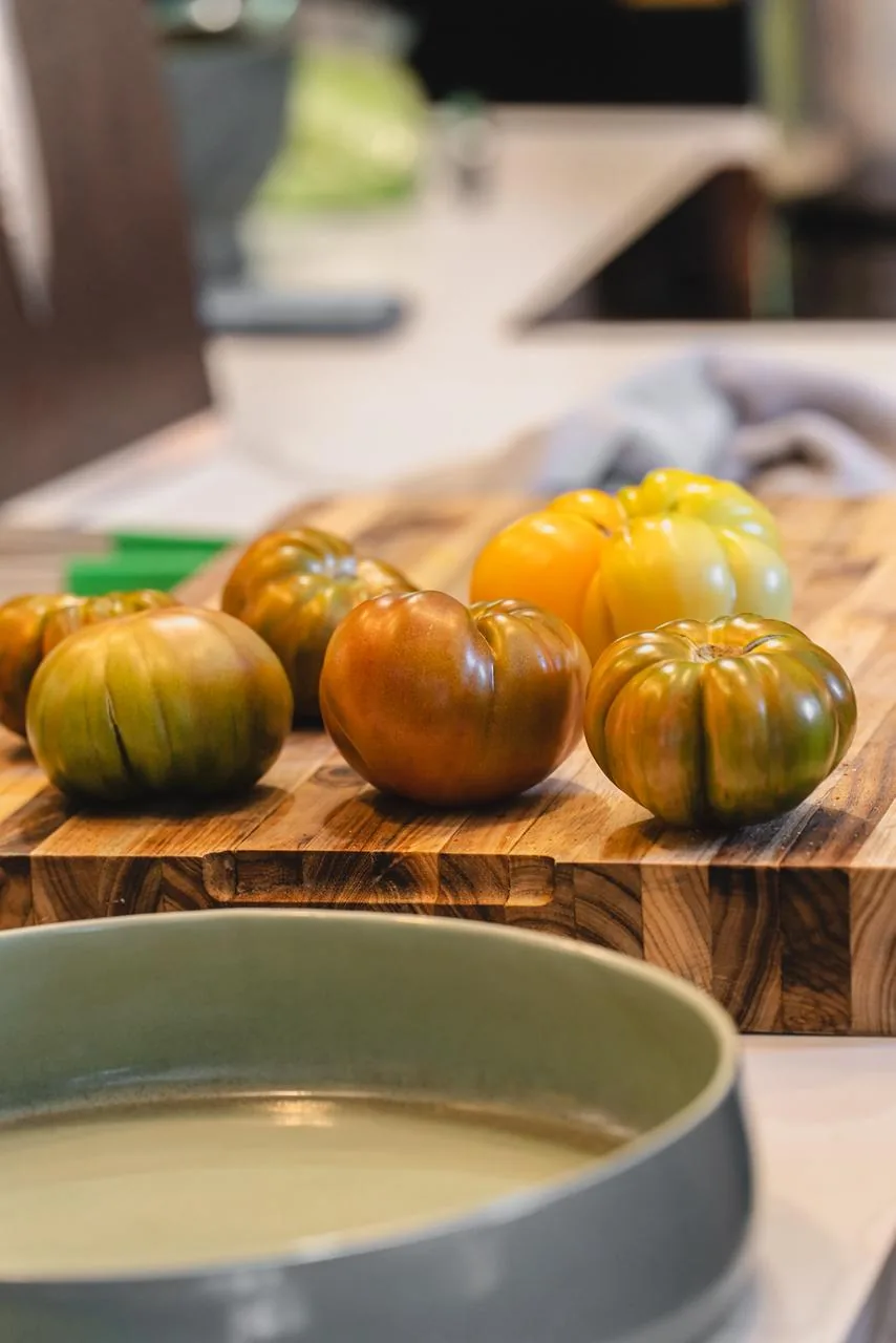 Tomates de diferentes cores aproximam produto e estação antes que a técnica comece.