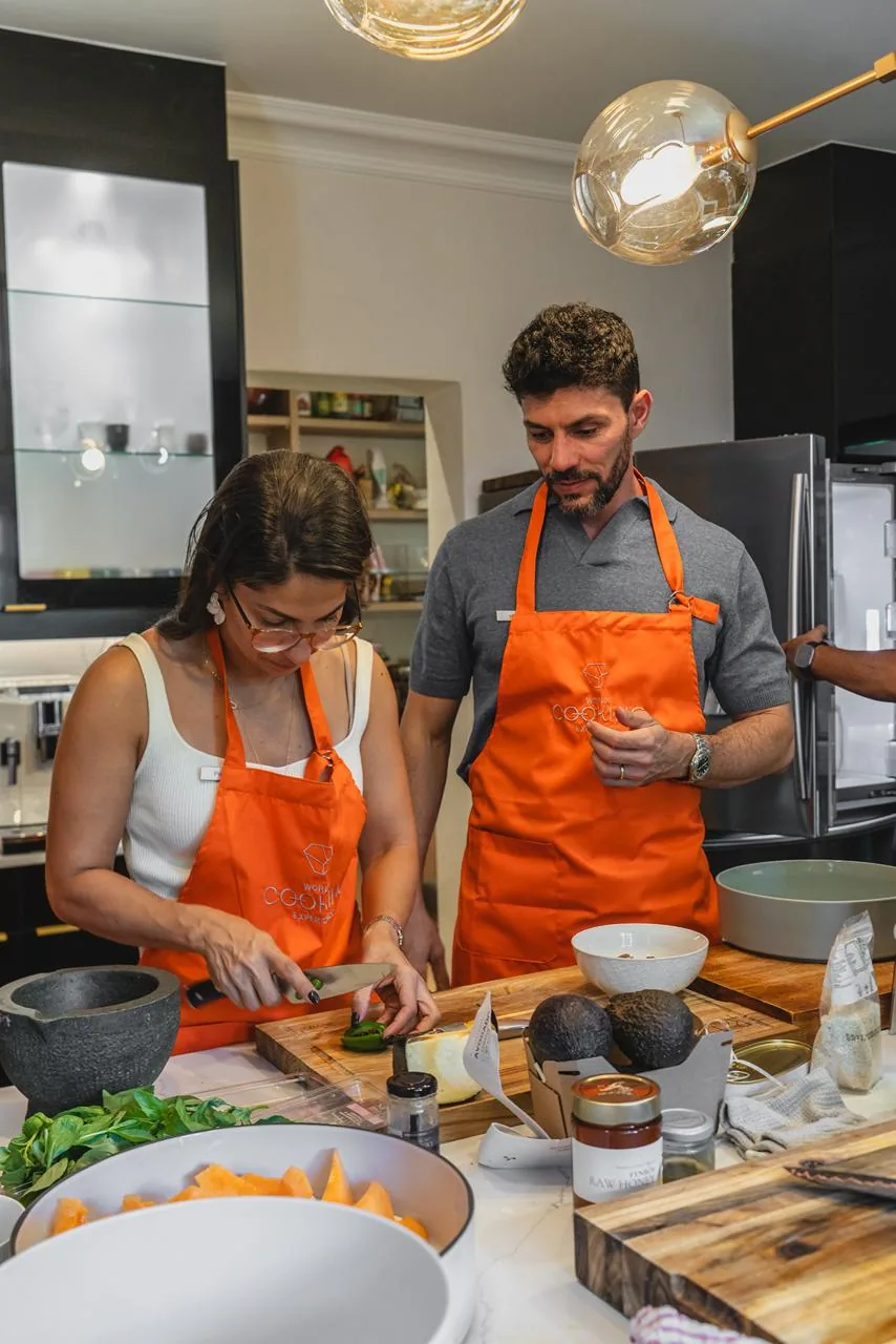 Concentração e proximidade substituem a distância habitual entre chef e plateia.