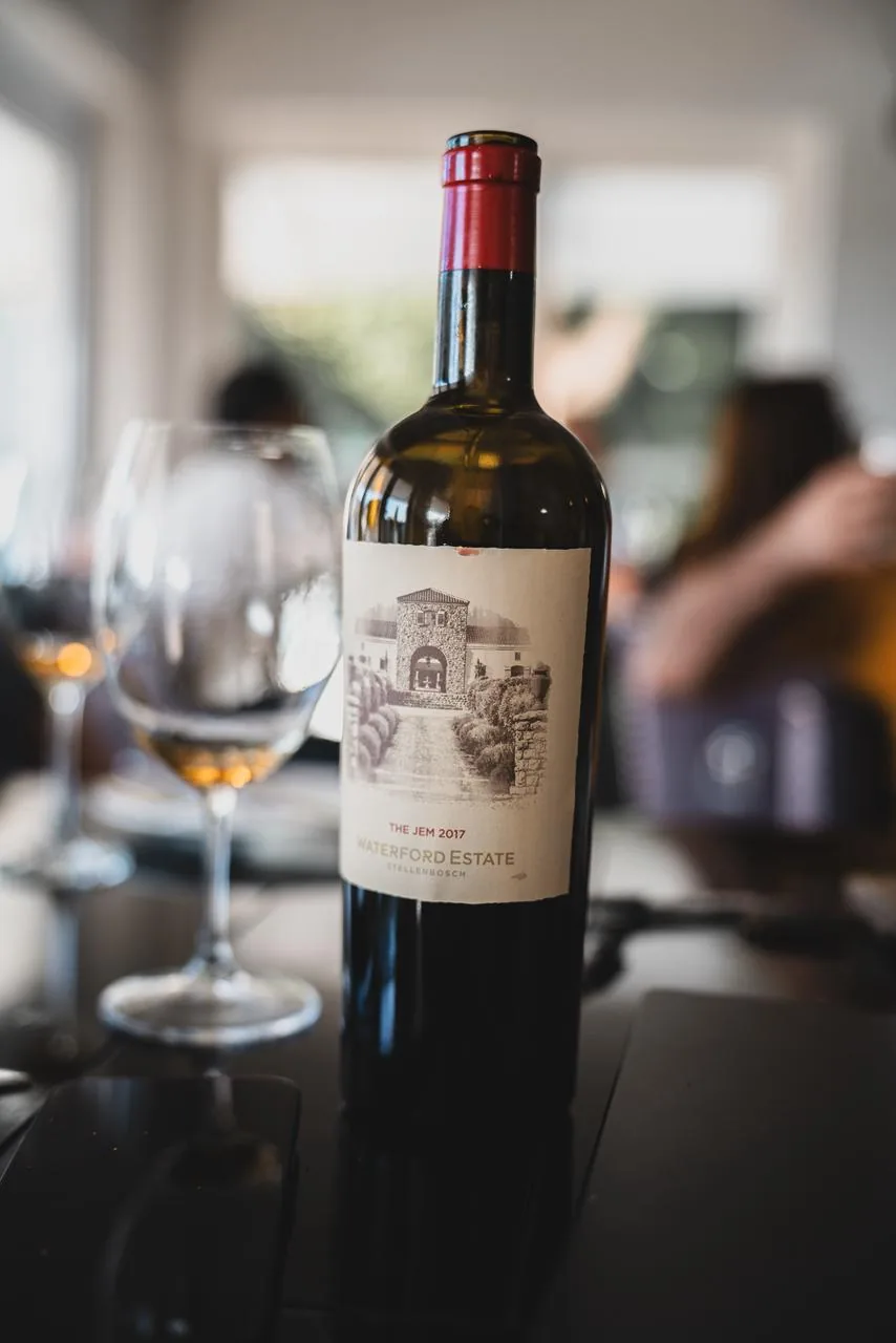 A garrafa ocupa o centro da prova antes que o vinho seja comparado, comentado e lembrado.