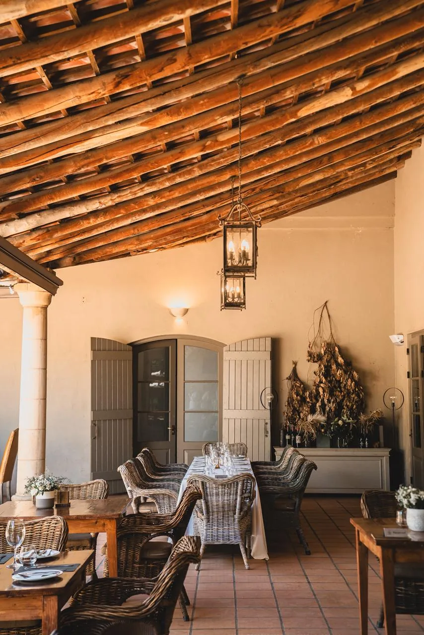 A sala preparada para receber mostra que a hospitalidade começa antes da chegada do primeiro vinho.