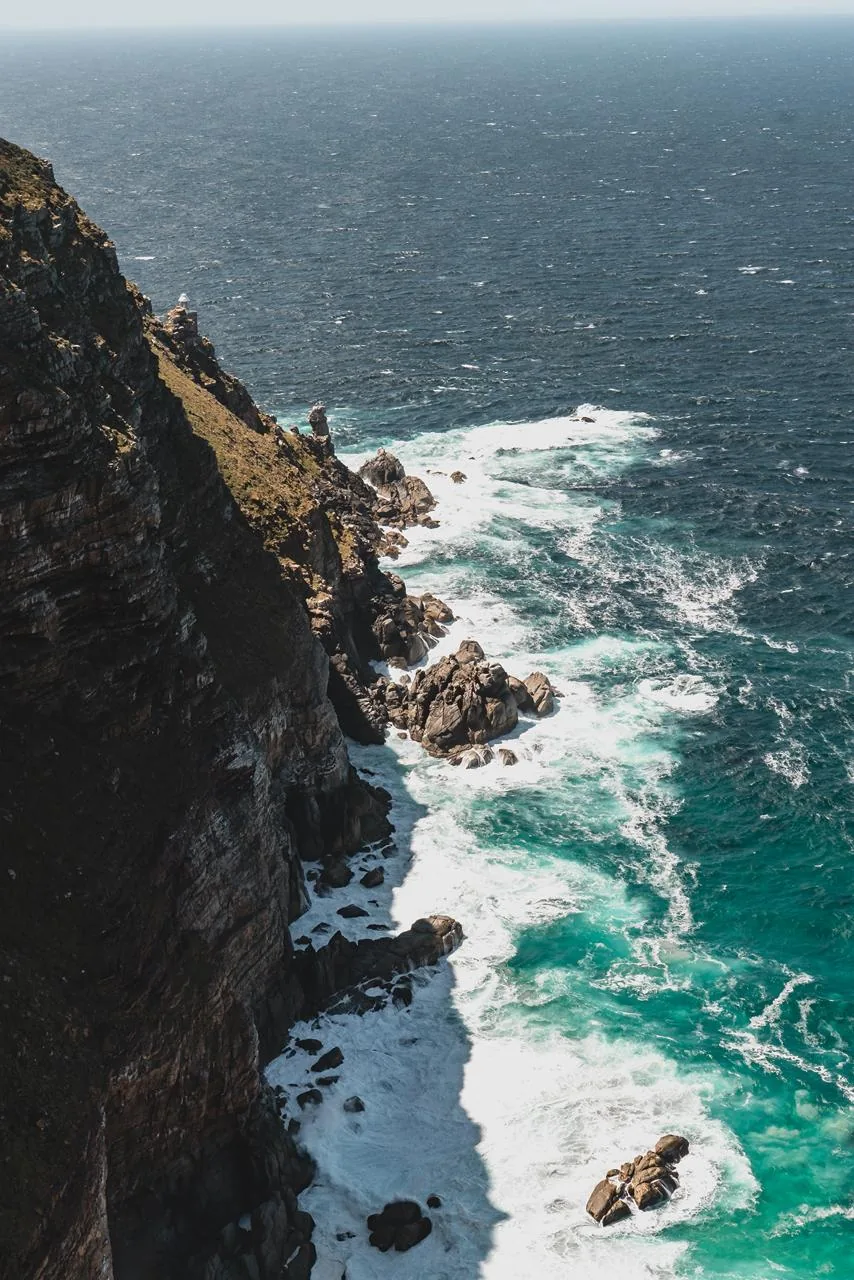 Vista de cima, a água recorta a rocha e torna visível a geografia abrupta da Península.