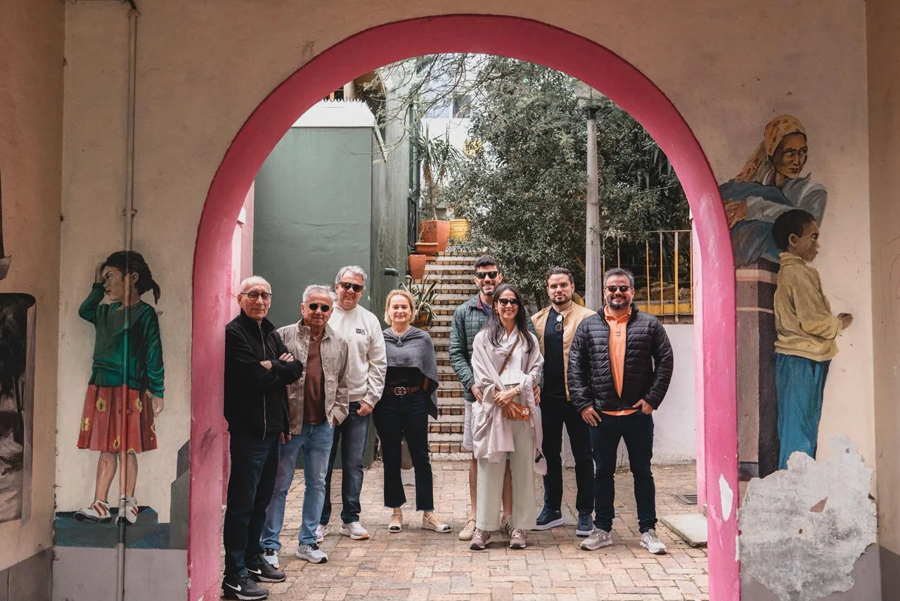 Convidados da primeira edição reunidos sob um arco pintado no Bo-Kaap