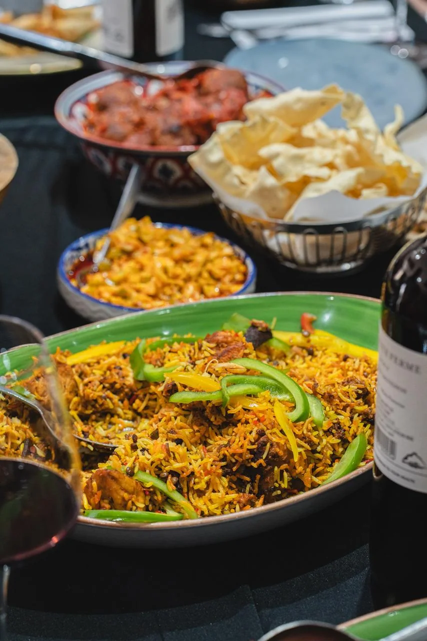 Arroz, especiarias e acompanhamentos Cape Malay servidos à mesa