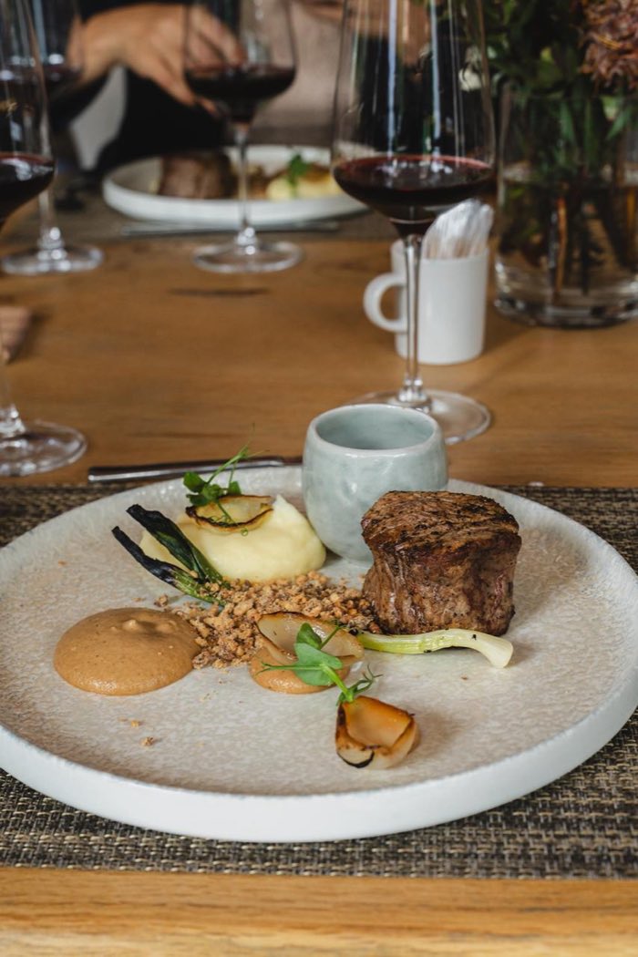 Produto e técnica à mesa durante o capítulo de Franschhoek.
