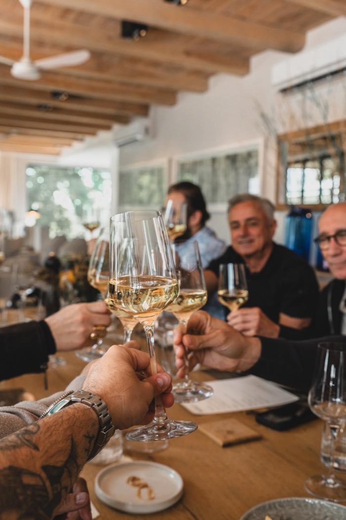 Várias mãos e uma mesma mesa: o vinho como forma de reunir.