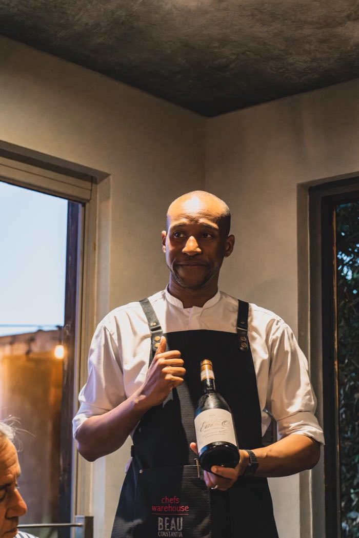 Em Beau Constantia, a cozinha foi apresentada diante de vinhas e montanhas.